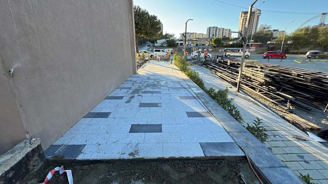 Granit kaldırım döşemesi: açık gri plakalar ve koyu granit vurgular